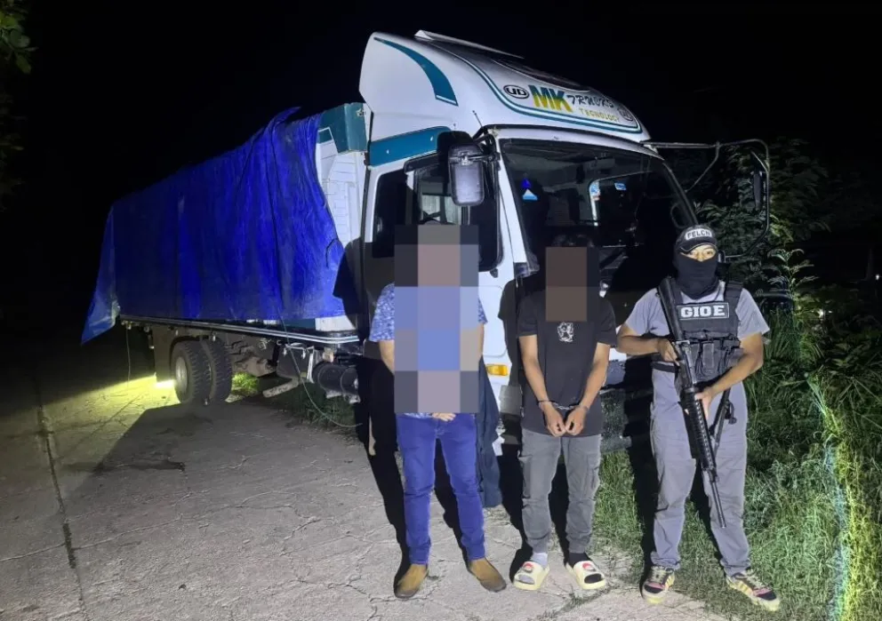 El camión que transportaba diésel y los aprehendidos. Foto: FGE