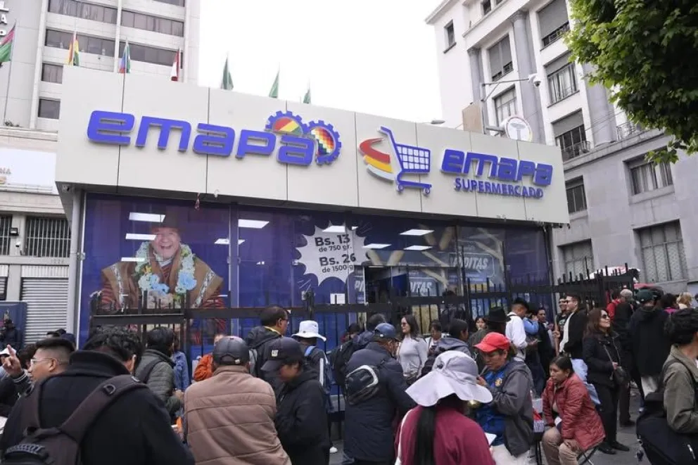 Compradores en la agencia de Emapa. FOTO: ABI