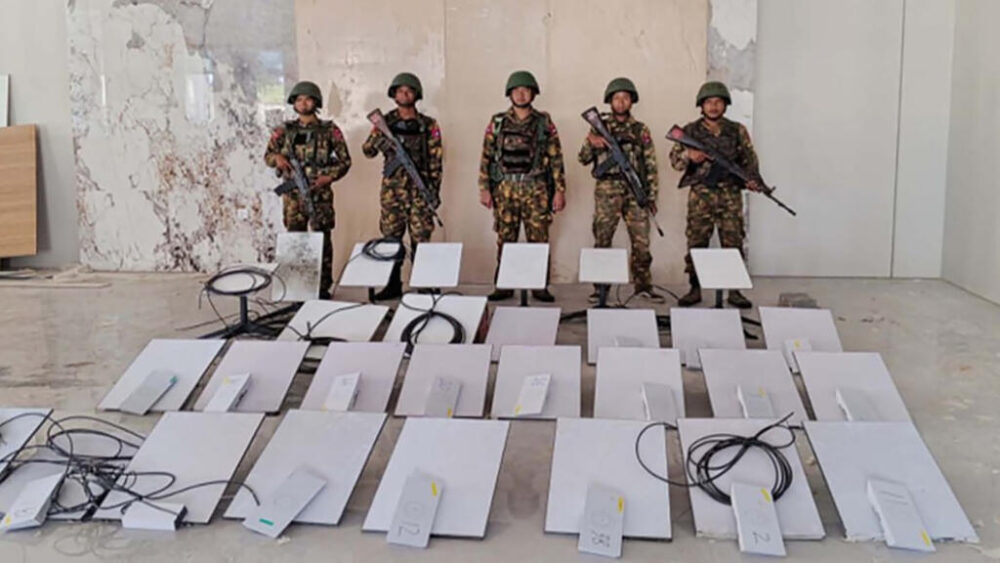 Unos militares birmanos custodian unos dispositivos Starlink incautados durante una redada en el centro de ciberfraude KK Park, en Myawaddy, el 20 de octubre de 2025