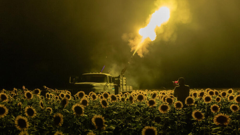 Militares ucranianos de la unidad móvil de defensa antiaérea de la 59ª brigada disparan un cañón antiaéreo automático doble ZU-23 de fabricación soviética hacia un dron ruso desde un campo de girasoles, durante un ataque aéreo cerca de Pavlograd, región de Dnipropetrovsk, el 19 de julio de 2025, en medio de la invasión rusa de Ucrania. 