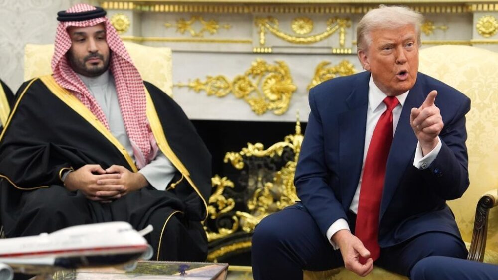 El presidente estadounidense Donald Trump reprendiendo a una periodista que interrogó al príncipe heredero saudita Mohammed bin Salman sobre la muerte del periodista Jamal Khashoggi, el 18 de noviembre de 2025 en la Casa Blanca en Washington.