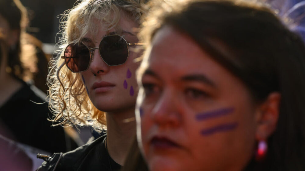 Una mujer con lágrimas de color morado pintadas en el rostro participa en una manifestación de homenaje a las víctimas de la violencia machista, el 16 de noviembre de 2025 en la ciudad de Toulouse, al sur de Francia