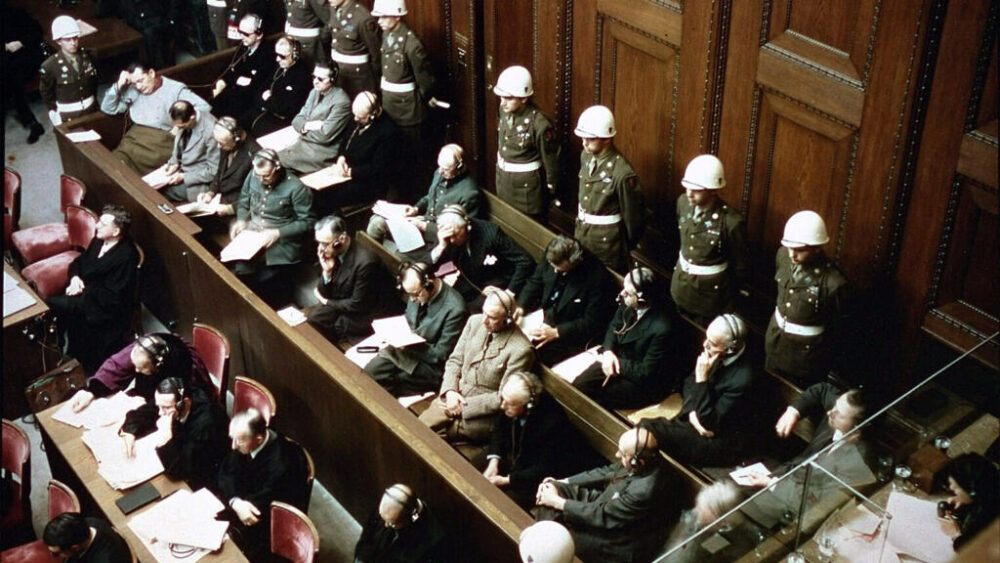 El banquillo de los acusados durante el juicio a los criminales de guerra ante el Tribunal Militar Internacional en Núremberg, Baviera, Alemania, 1945.