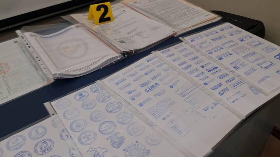 Los documentos falsificados por la banda criminal en Oruro. 