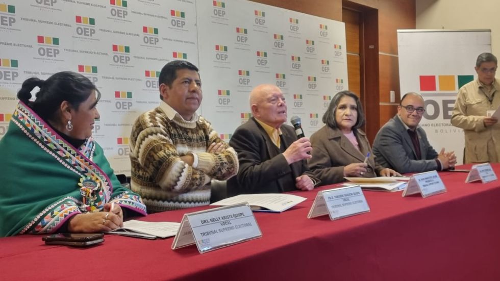 Vocales del TSE en conferencia de prensa. 