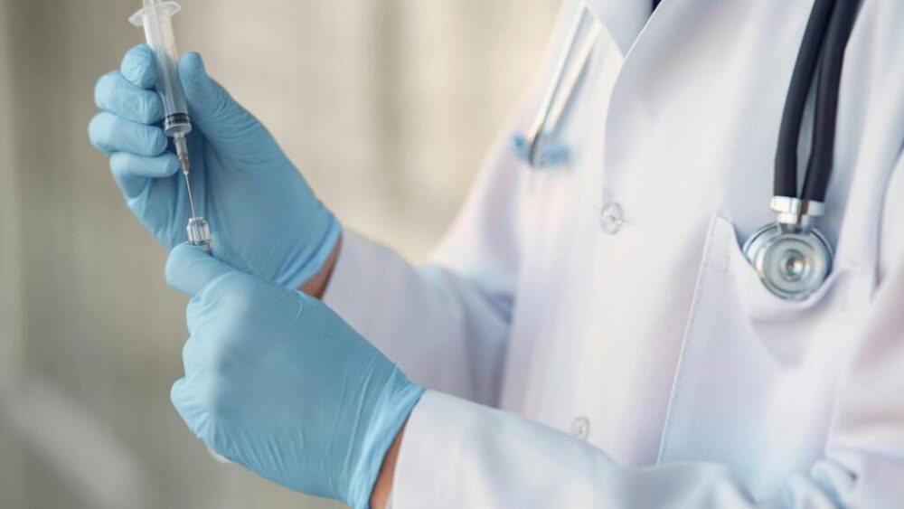 La vacuna tiene una eficacia del 80% contra la fiebre del dengue y gracias a ella hay una reducción del 90% de las hospitalizaciones, según datos oficiales de Paraguay. 