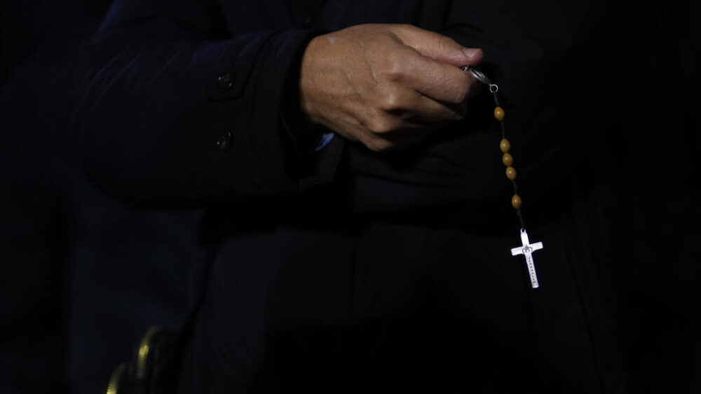 Una persona sostiene un rosario el 18 de noviembre de 2023 en Barcelona