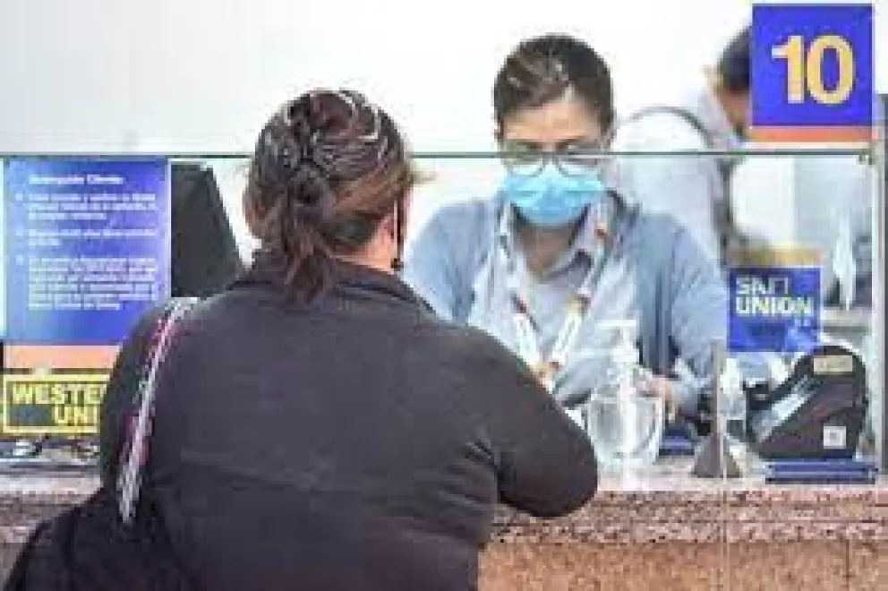 Una persona paga sus servicios. FOTO: ABI