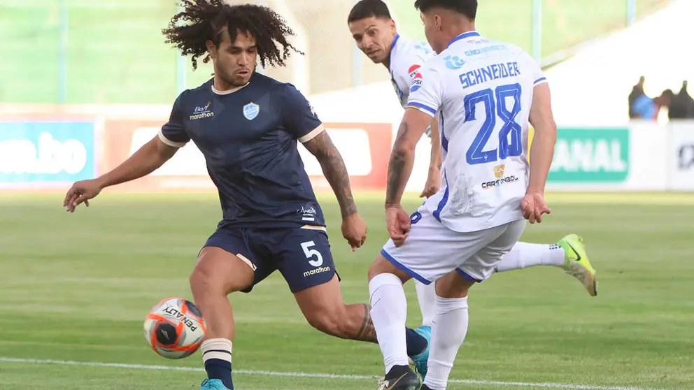 Una jugada del partido en Oruro ante GV San José. APG