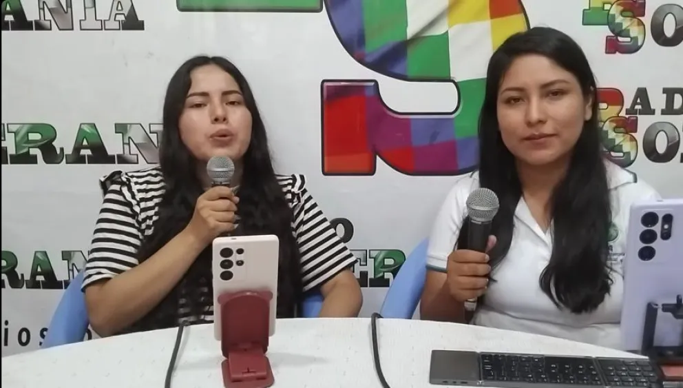 La expareja de Morales, Noemí Meneses, junto a otra conductora en Radio Soberanía. Foto: Captura Video.  