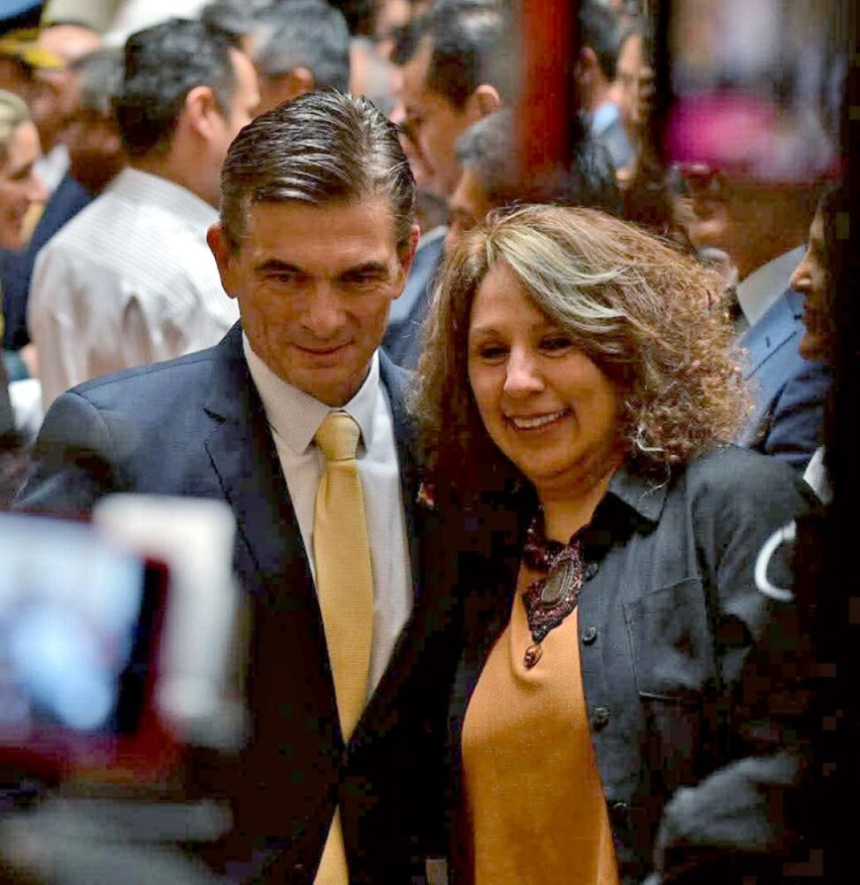 AUTORIDADES. La ministra Yáñez junto al presidente Rodrigo Paz.