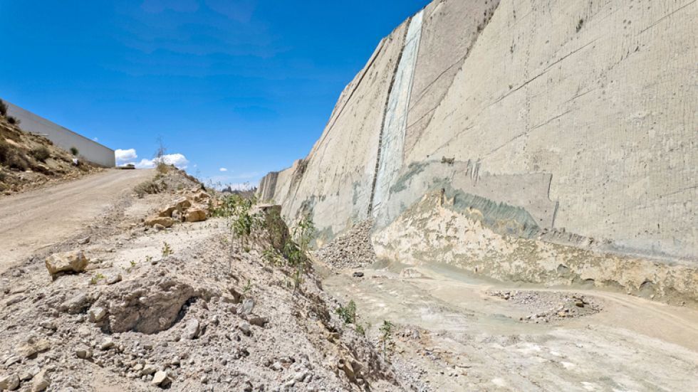 La franja que dejó el derrumbe en el farallón que alberga más de 12.000 huellas de dinosaurios. 