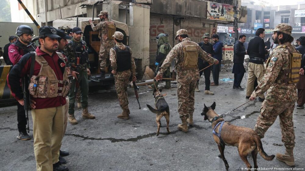Soldados con perros adiestrados buscan municiones sin detonar en el cuartel general fronterizo en Peshawar.