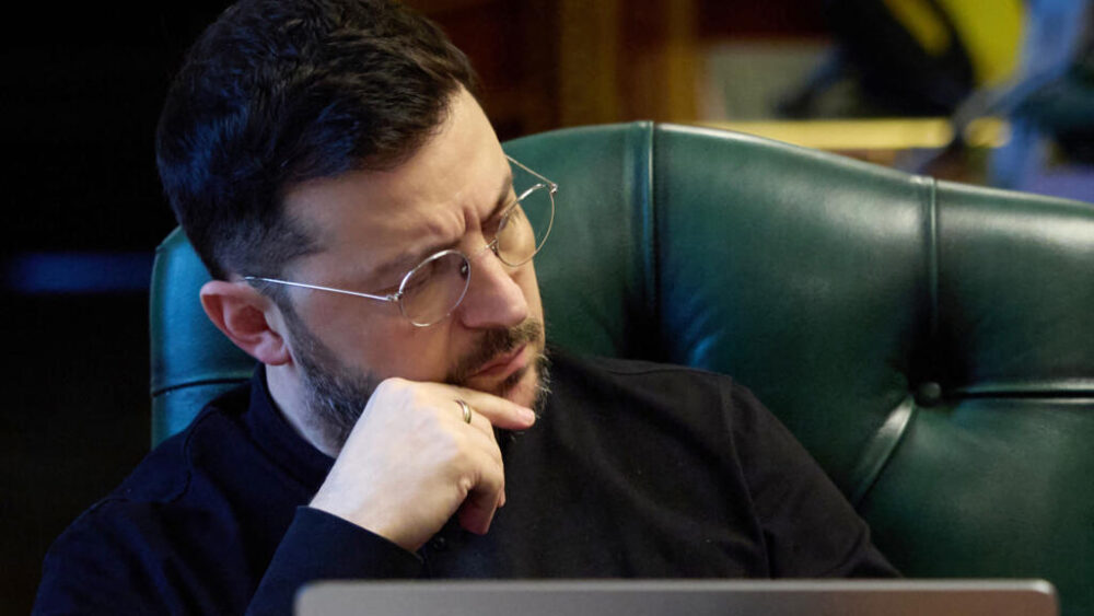 Esta fotografía, difundida por el servicio de prensa de la presidencia ucraniana el 21 de noviembre de 2025, muestra al presidente ucraniano Volodymyr Zelensky escuchando una conversación telefónica con el presidente francés, el primer ministro británico y la canciller alemana desde su despacho en Kiev.