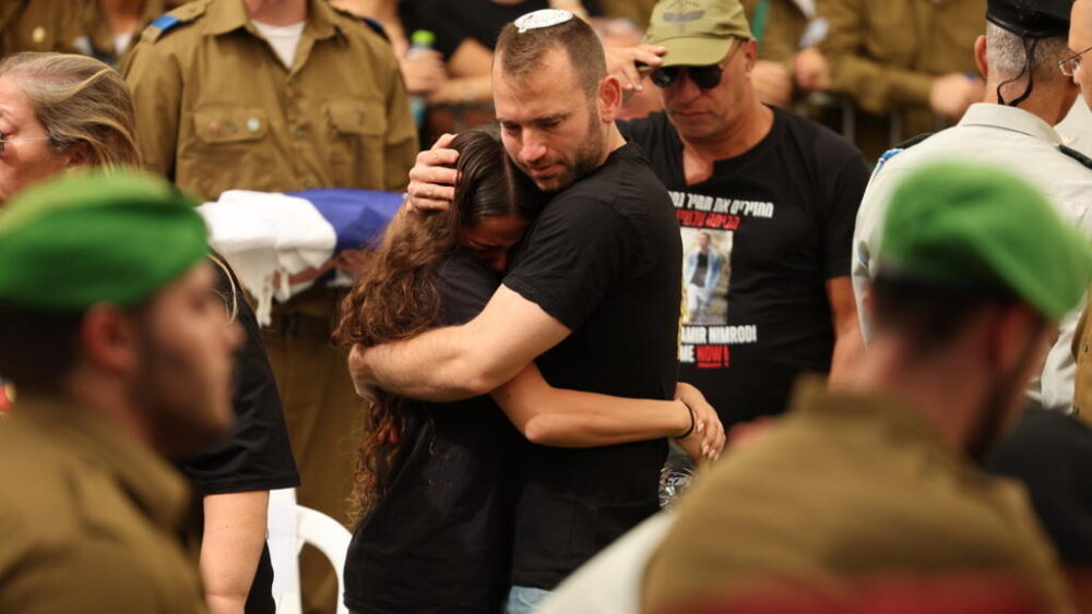 Funeral del soldado israelí Tamir Nimrodi, capturado por Hamás en su ataque del 7 de octubre de 2023, en la localidad de Kfar Saba, en el centro de Israel el 16 de octubre de 2025
