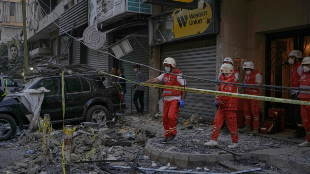 La Cruz Roja Libanesa interviene tras un bombardeo israelí sobre un edificio de Dahiyeh que supuestamente albergaba al jefe del Estado Mayor de Hezbolá, el 23 de noviembre de 2025.