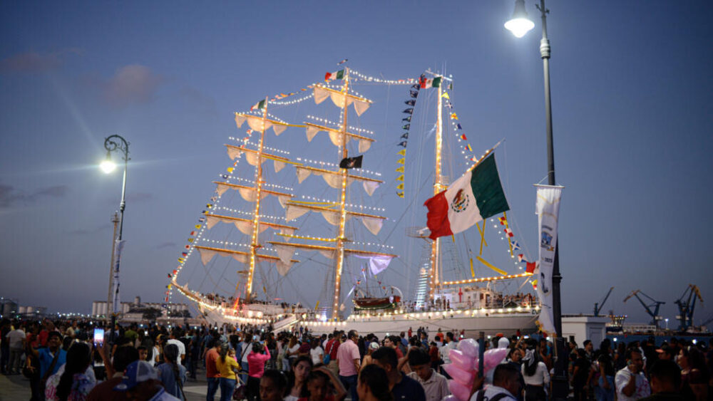 El público visita el buque escuela mexicano Cuauhtemoc el 23 de noviembre de 2025 en el puerto de Veracruz