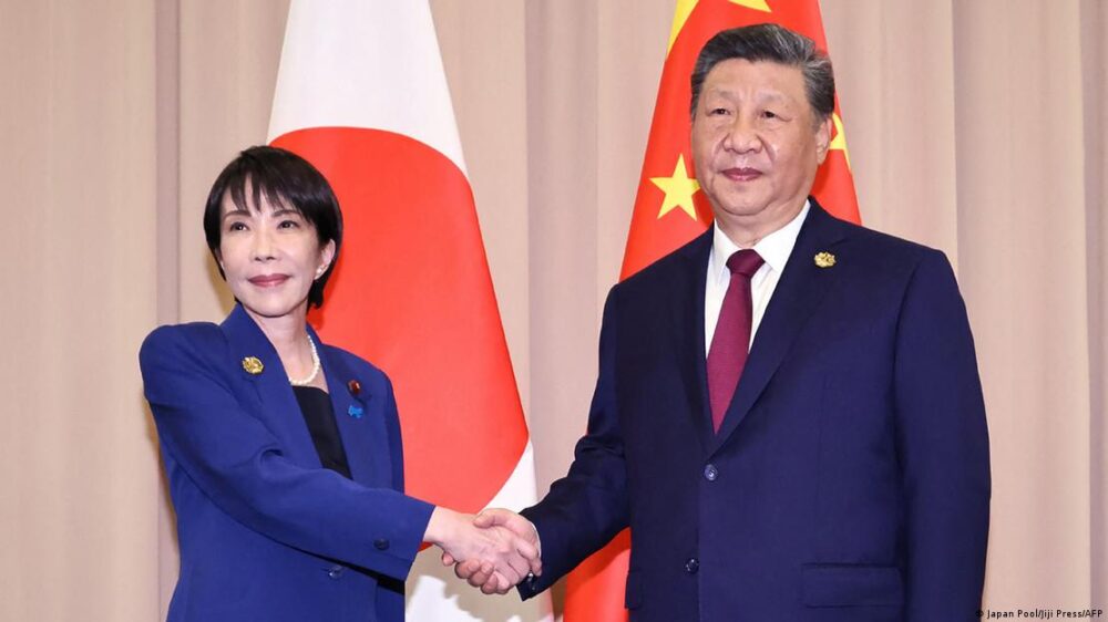 La primera ministra nipona, Sanae Takaichi, y el presidente chino, Xi Jinping, se dan un apretón de manos en su primer encuentro en Gyeongju, Corea del Sur