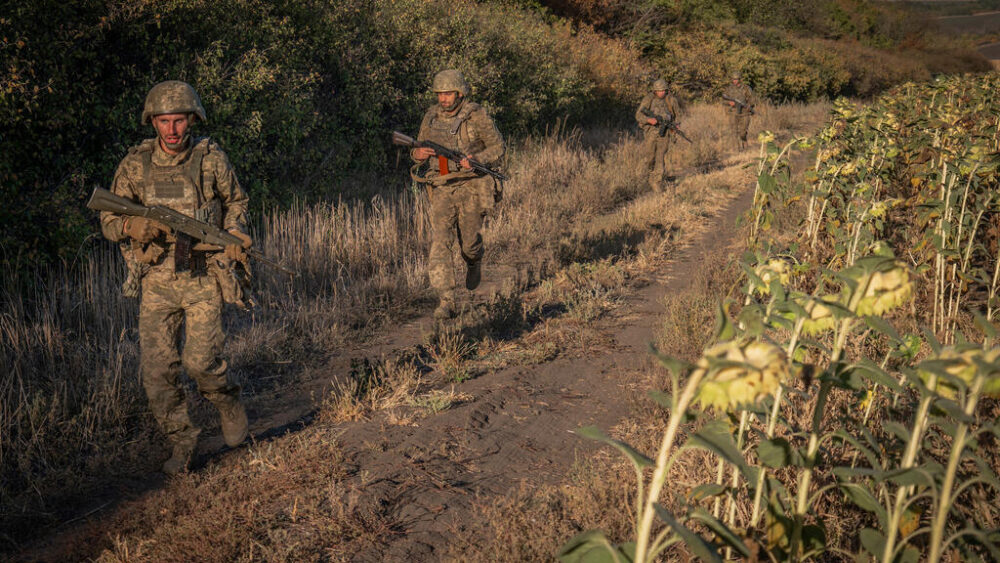 Soldados ucranianos de la 66.ª Brigada participan en un ejercicio de entrenamiento de combate en la región de Donetsk, Ucrania, el 25 de septiembre de 2025.