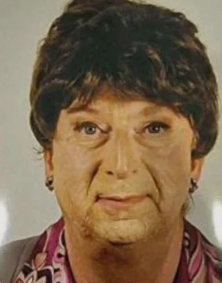 El hombre de 57 años fue vestido de mujer, maquillado, uñas pintadas, collar de perlas y pendientes en las orejas (Facebook).