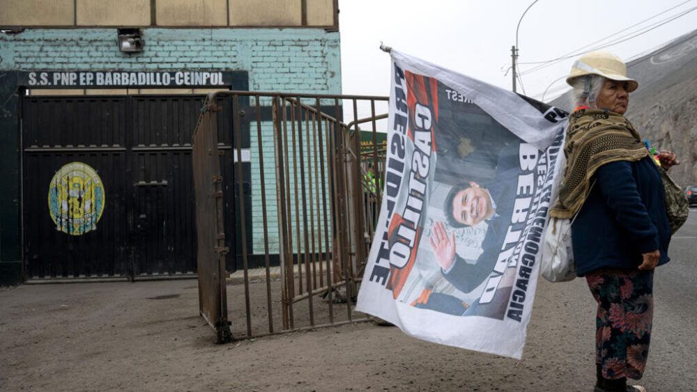 Una mujer muestra su apoyo al expresidente de Perú Pedro Castillo el 4 de septiembre de 2025 fuera de la prisión de Barbadillo, en Lima