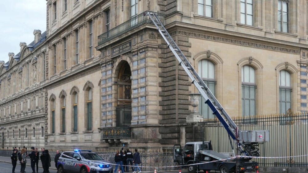 Policías junto a la grúa que se utilizó para el robo en el museo del Louvre, en París, el 19 de octubre de 2025