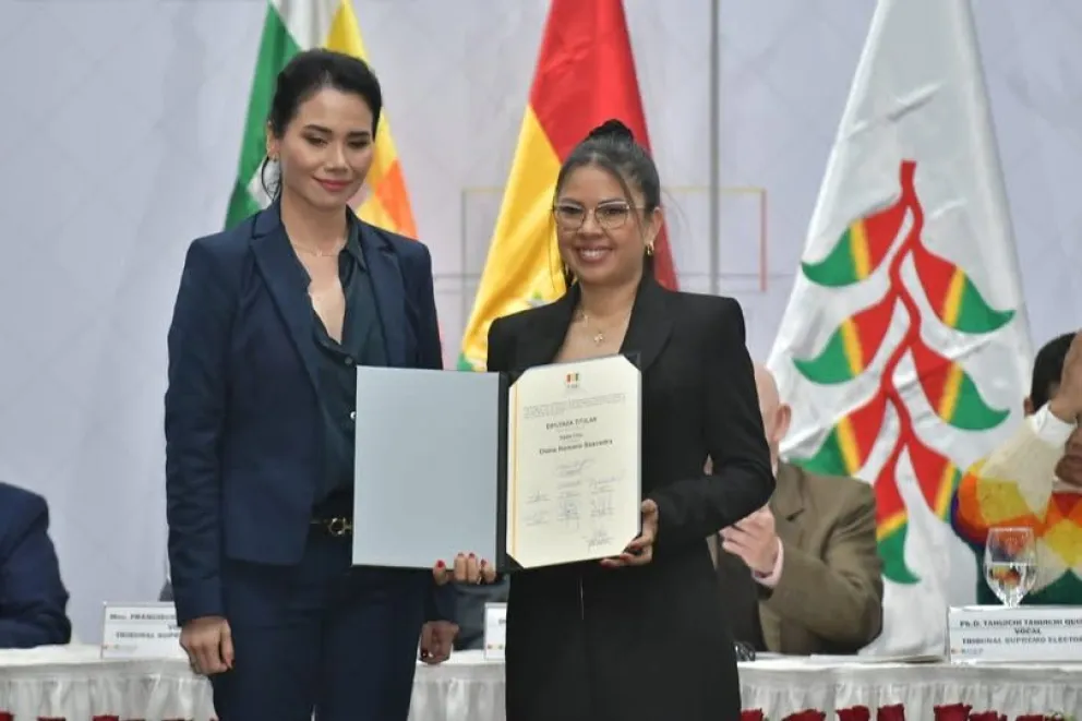 La legisladora Diana Romero con su credencial de diputada plurinominal. Foto: APG