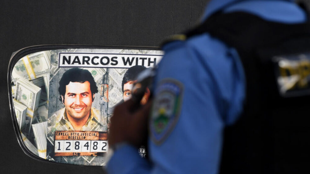 Un retrato del fallecido narcotraficante colombiano Pablo Escobar es visto en un mototaxi en Tegucigalpa, el 14 de agosto de 2025