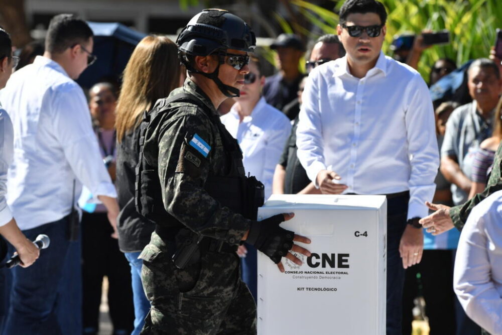 Un soldado sostiene material electoral en Tegucigalpa, el 20 de noviembre de 2025
