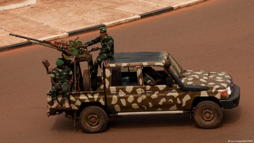 Soldados patrullan la zona del palacio presidencial en Guinea-Bissau en un vehículo militar.