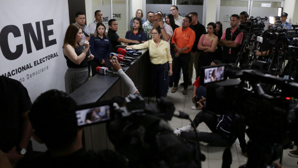 Cossette López, consejera del Consejo Nacional Electoral (CNE), habla durante una rueda de prensa tras el anuncio del consejo de que había aprobado una misión de nueve legisladores estadounidenses como observadores electorales antes de las elecciones generales del 30 de noviembre, en Tegucigalpa, Honduras, el 21 de noviembre de 2025. REUTERS/Leonel Estrada