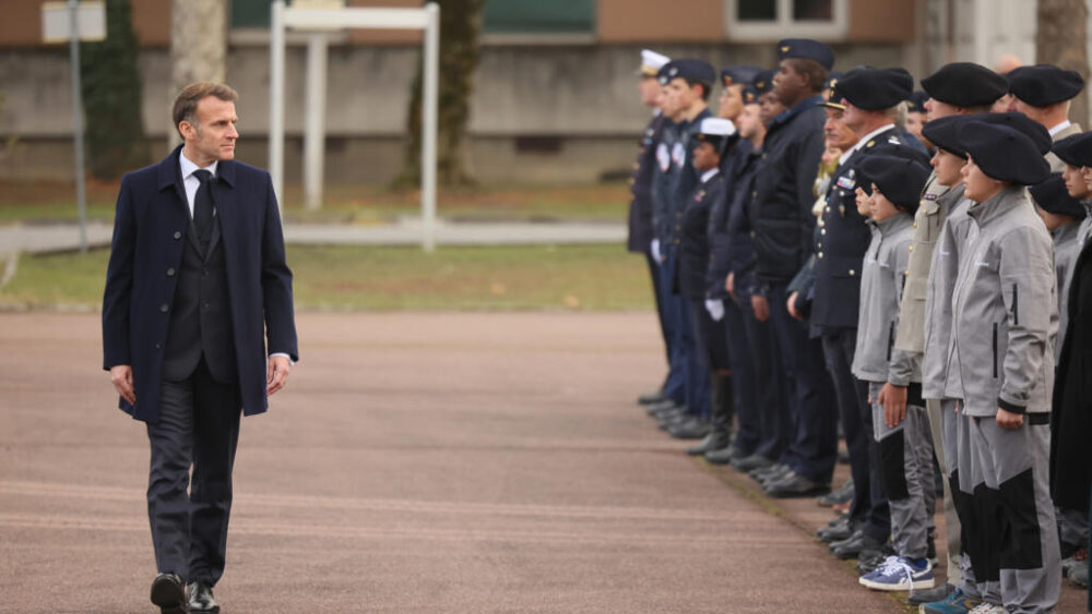El presidente francés Emmanuel Macron en la base militar de Varces, en Isère, el 27 de noviembre de 2025.