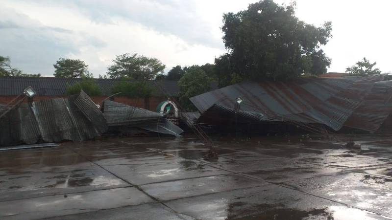 Uno de los daños por los vientos huracanados Uno de los daños por los vientos huracanados