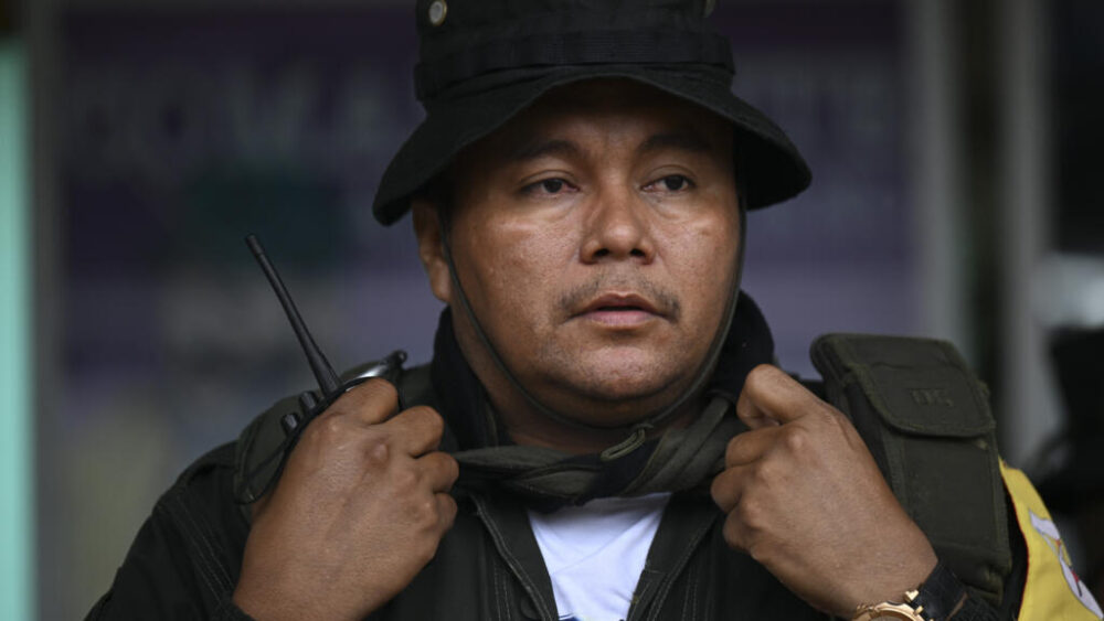 El comandante de los disidentes de la guerrilla FARC-EP alias Calarcá asiste a una reunión con comunidades locales en San Vicente del Caguán, en Colombia, el 16 de abril de 2023