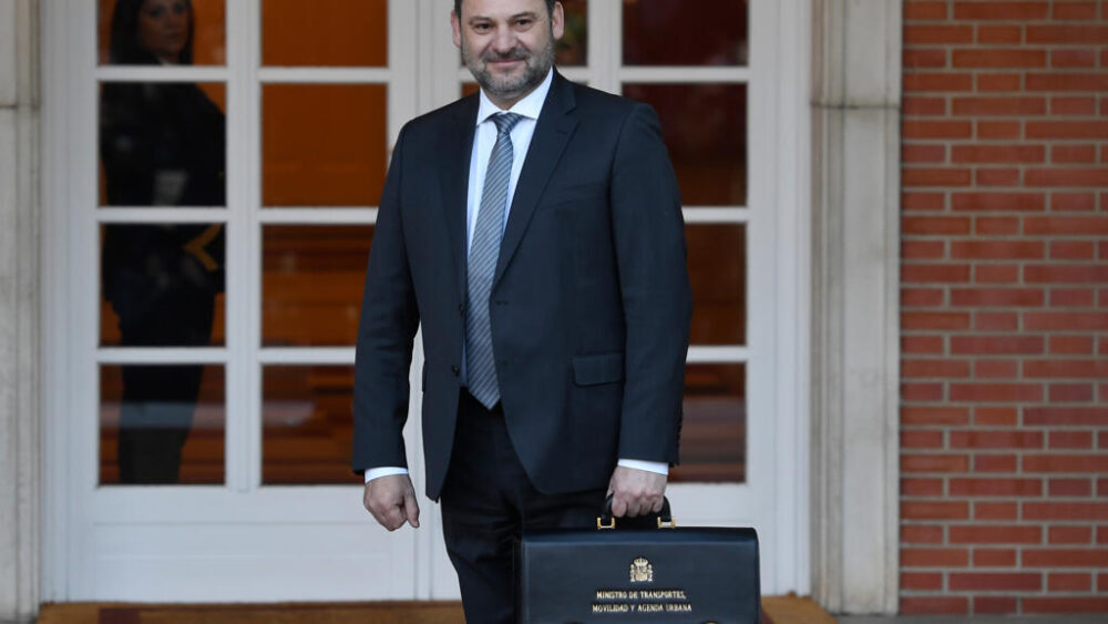 El entonces ministro de Transportes, Movilidad y Agenda Urbana, José Luis Ábalos, acude a un consejo de ministros en el Palacio de la Moncloa, en Madrid, el 14 de enero de 2020