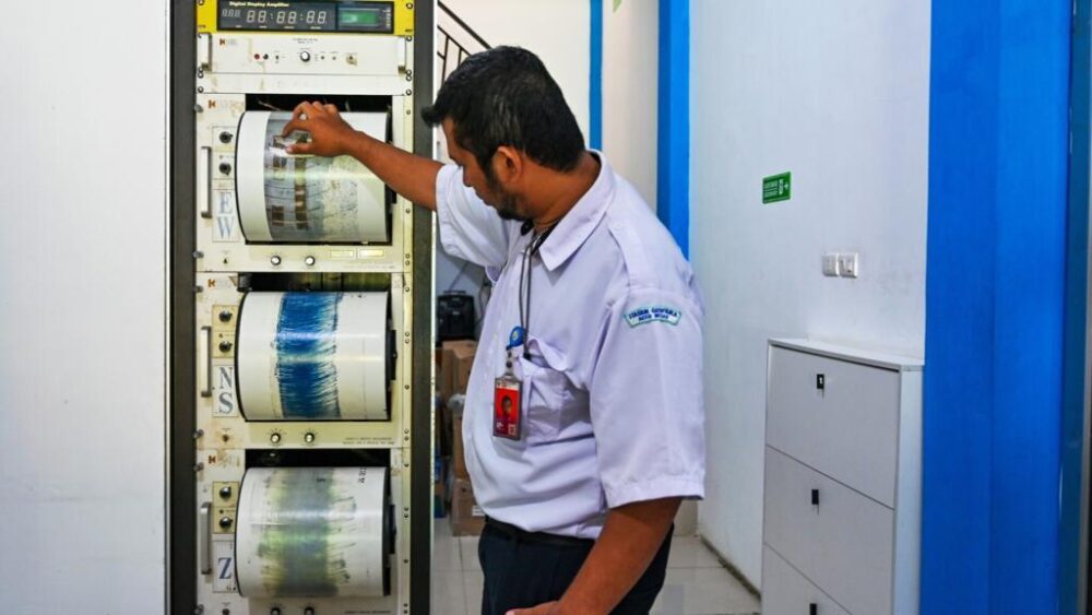 Un sismógrafo de un centro de monitoreo en Darul Imarah, Indonesia, en una imagen del 23 de diciembre de 2024