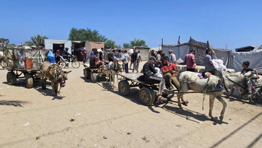 Unos palestinos circulan en carros por el área de Mawasi de Rafah, en la Franja de Gaza, el 20 de julio de 2025
