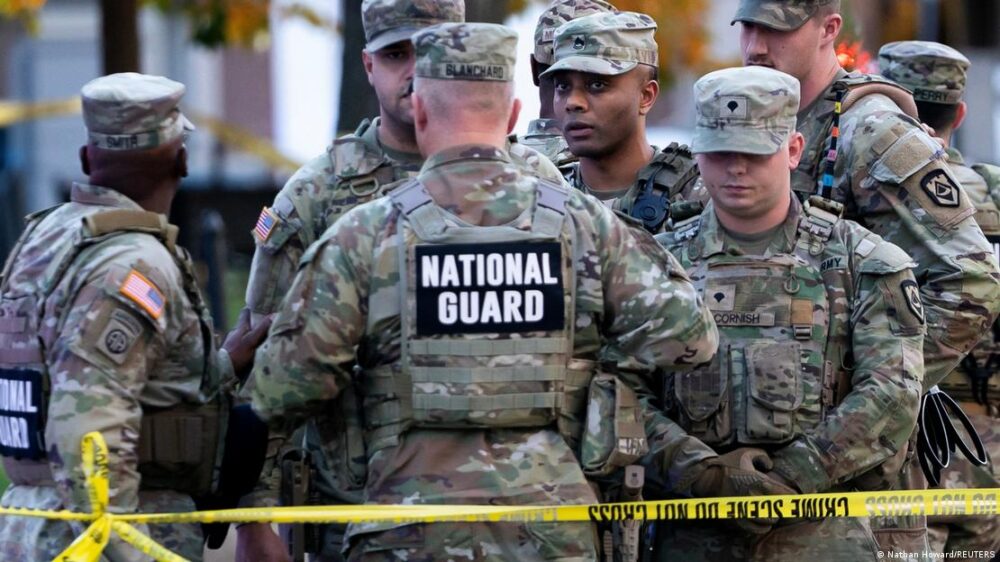 Soldados de la Guardia Nacional de Estados Unidos tras el tiroteo que mató a una de ellos en Washington, DC. (26.11.2025).