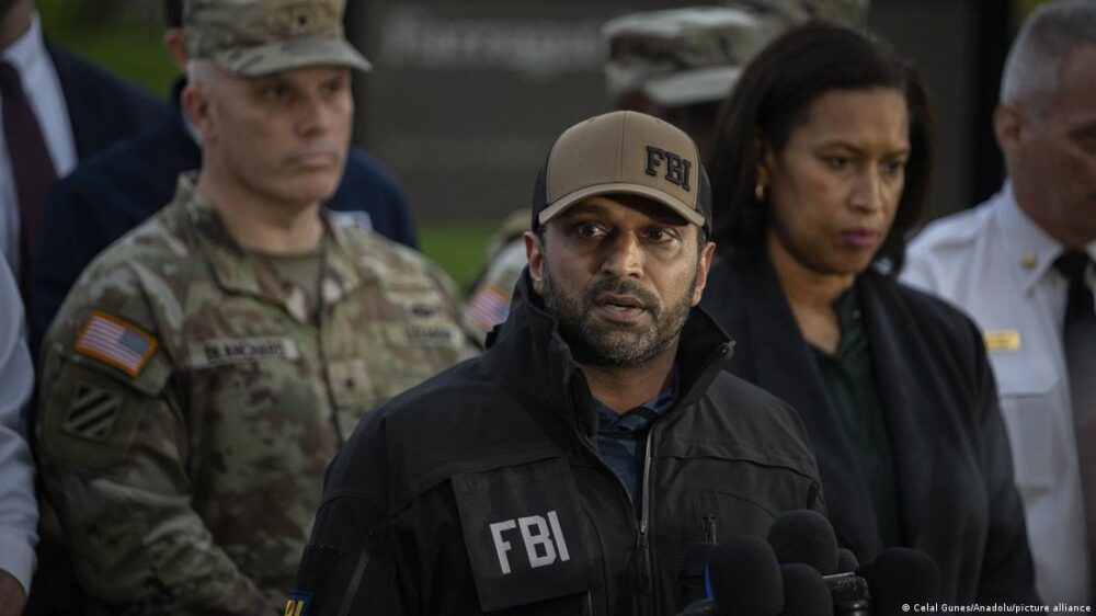 El director del FBI, Kash Patel, junto a soldados de la Guardia Nacional de EE. UU. y otras autoridades.