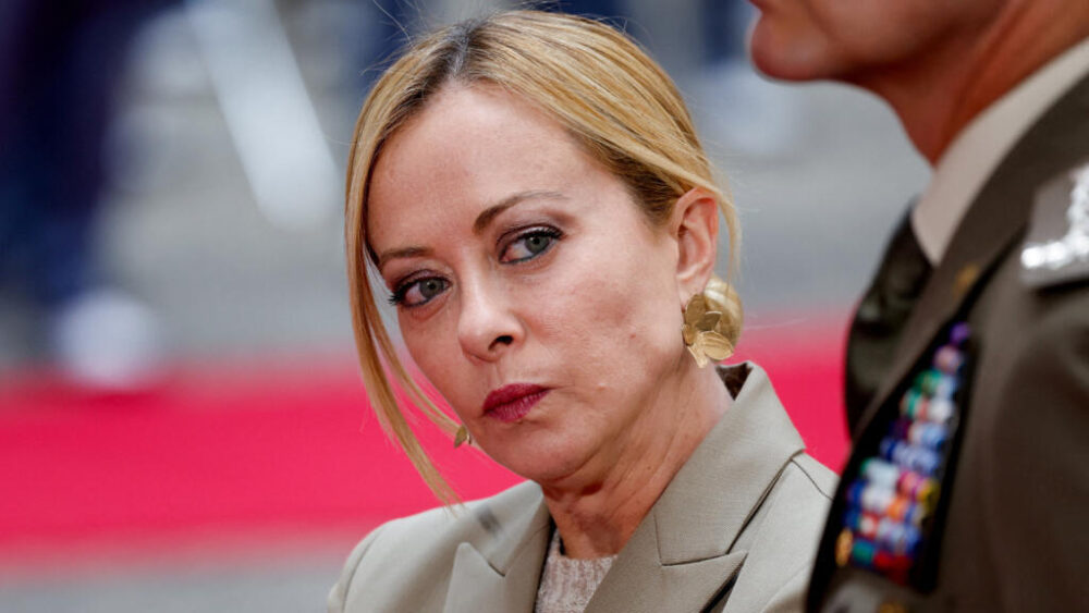 La huelga ha sido convocada por los sindicatos de base por varios motivos, pero sobre todo por el plan presupuestario de 2026, que prevé aumentar el gasto militar en detrimento de los servicios públicos. Ello para alcanzar el 5 por ciento del PIB de gasto miliar en la próxima década, como exige la OTAN a sus miembros. En la foto de archivo, Giorgia Meloni.