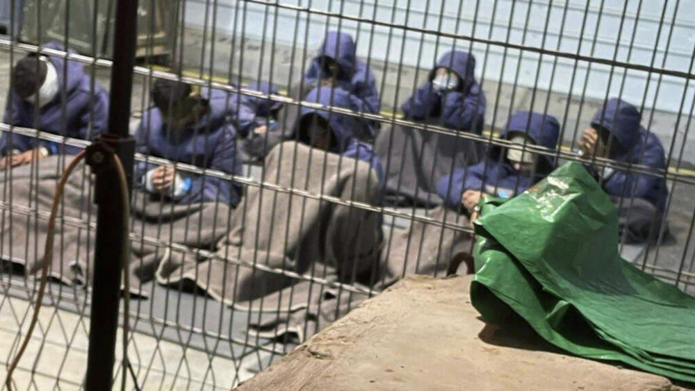 Esta fotografía de 2024 proporcionada por Breaking The Silence, un grupo de denuncia de irregularidades formado por ex soldados israelíes, muestra a prisioneros con las manos y las piernas atadas en el patio de la prisión militar de Sde Teiman, en el sur de Israel.