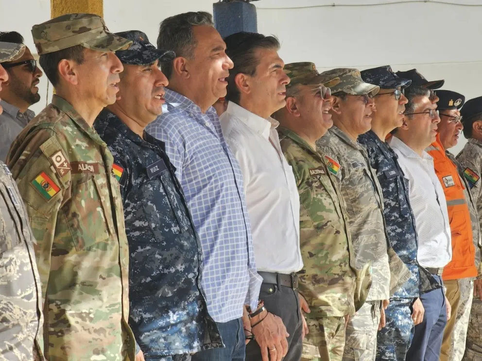 El presidente y el ministro de Defensa, con autoridades militares. Foto: Ministerio de Defensa