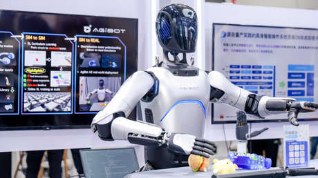 VIDEO: Un robot humanoide chino bate récord tras andar tres días