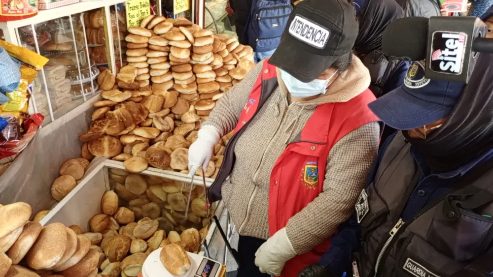 La Intendencia de El Alto realizó operativos para evitar alza de precio del pan de batalla. FOTO: GAMEA