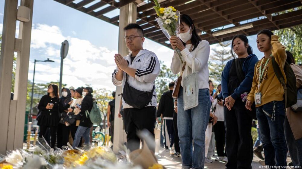La gente se reúne para ofrecer flores tras la tragedia, en el distrito Tai Po La gente se reúne para ofrecer flores tras la tragedia, en el distrito Tai Po