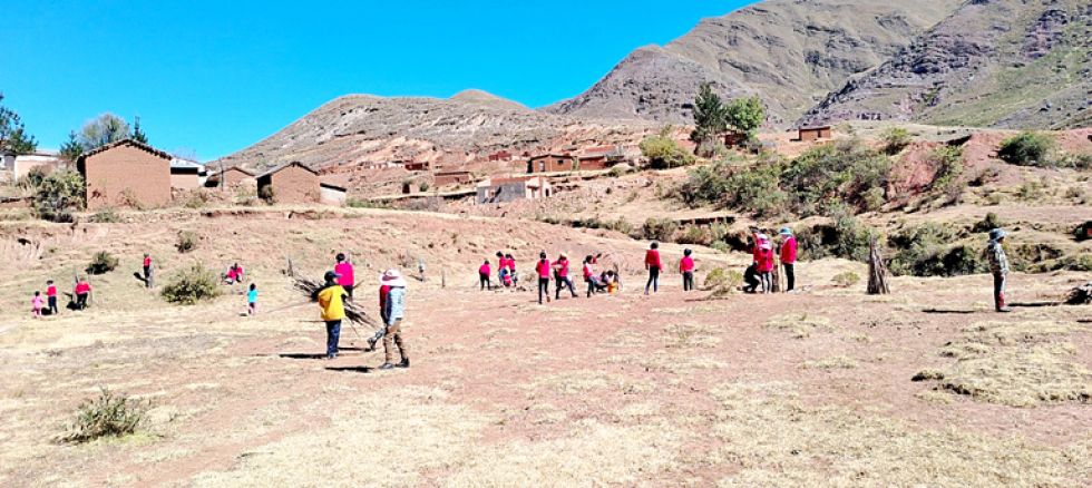 INFRAESTRUCTURA. En las imágenes se observa la precariedad de la infraestructura y los materiales que usan los estudiantes en el internado.