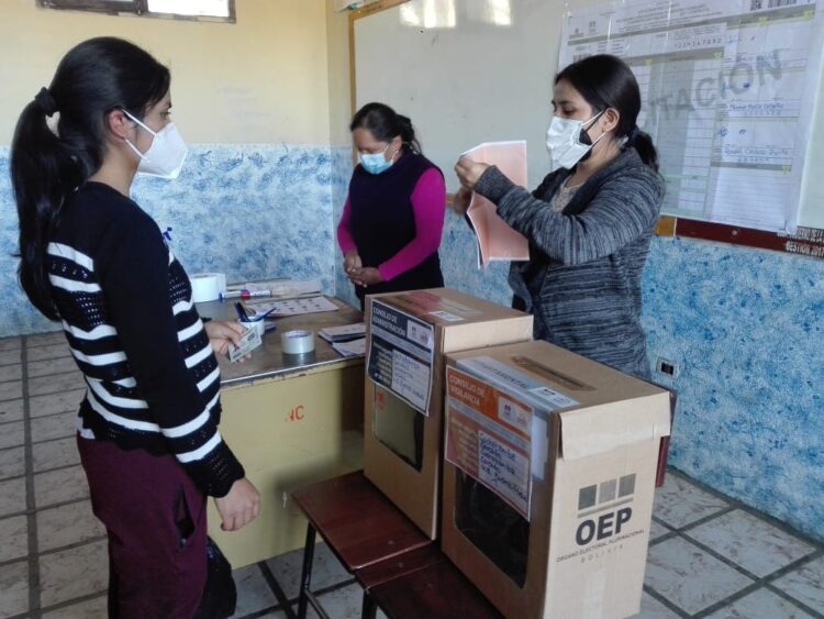 Referencial. Dos jurados electorales administración la mesa de votación en las elecciones subnacionales.
Foto: Archivo.