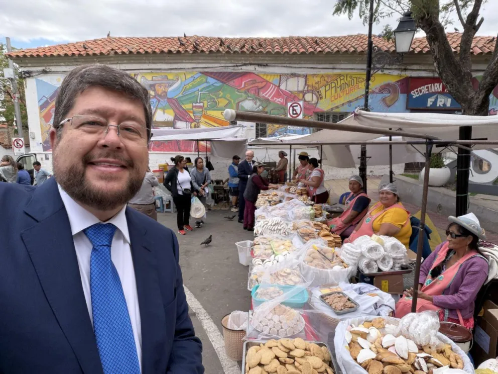 Samuel Doria Medina, junto a vendedoras. Foto: Facebook del político