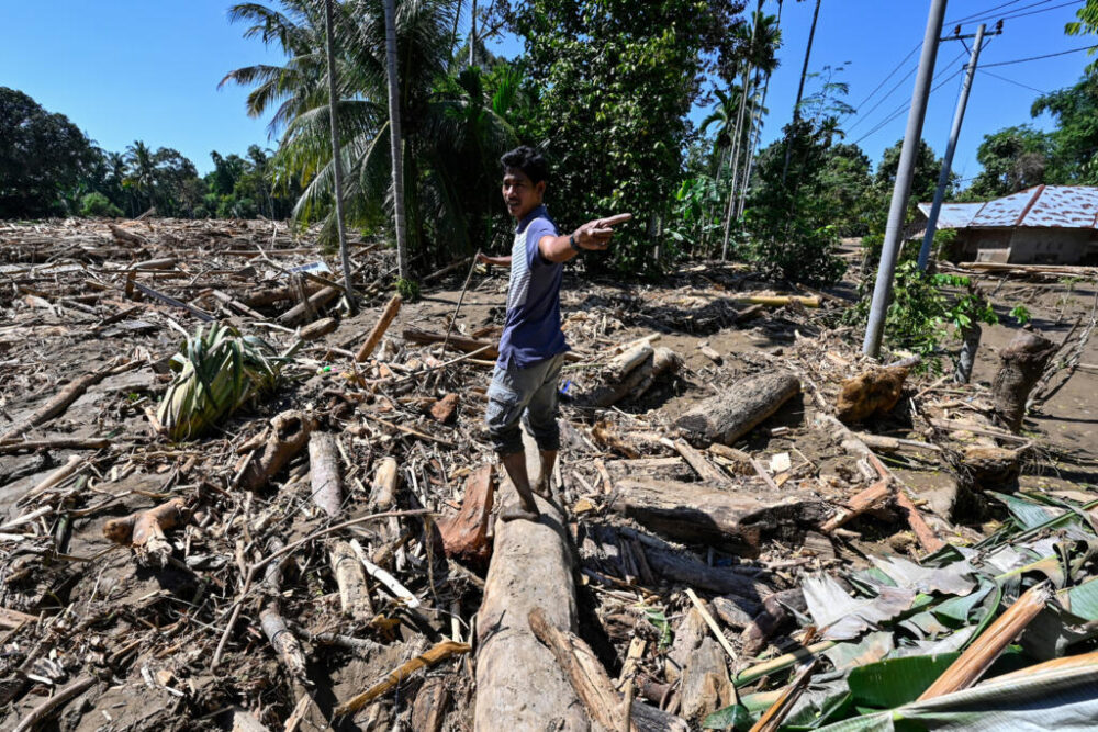 Un hombre contempla los daños en una zona devastada por las inundaciones en Meureudu, en la provincia indonesia de Aceh, el 30 de noviembre de 2025