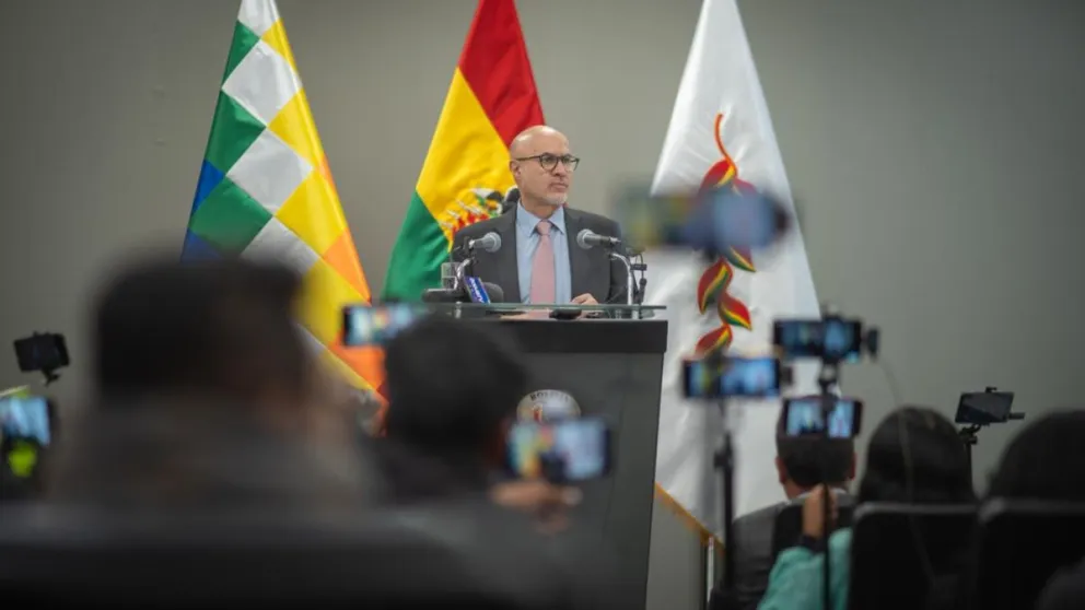 Lupo, ministro de la Presidencia, en un contacto con la prensa. Foto: M. Presidencia 